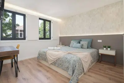 Image de Elegant Design Flat | Ace Location by HostWise