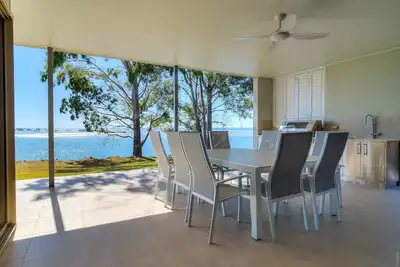 Image de Top of the Tide - Waterfront -6 beds-4 baths-Sleeps 15-WiFi-4 Smart TVs-Linen