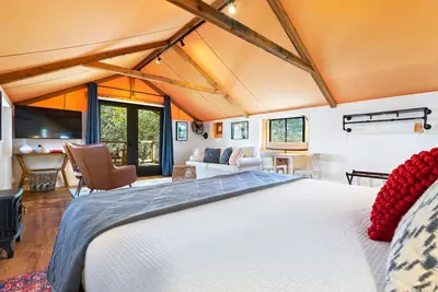 Image de Pool + Firepit + River + Lake + Hot Tub + Heat/Ac