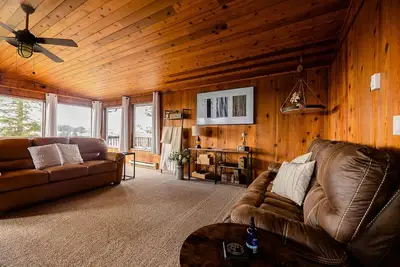 Image de Scales & Shells - Perfectly located within walking distance to downtown Sitka