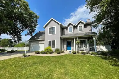 Image de Spacious 4 bdrm 4 bath home on an acre. 1 mile to Lake Michigan. St. Joe area.