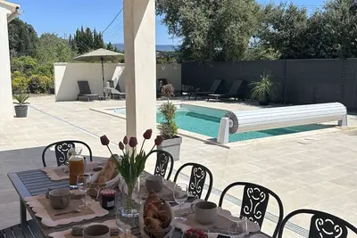 Image de Belle villa climatisée de plain-pied avec piscine privée pour 6 personnes