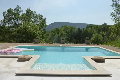 Image de Villa dans son écrin de verdure, sans vis à vis, face au village de Bargemon