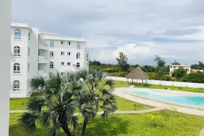Image de Spacious 1-bedroom rental unit next to the beach