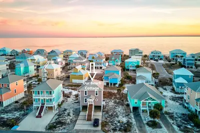 Image de *Beach Cottage* ~4 min walk to beach! Peak-a-Boo Gulf Views!
