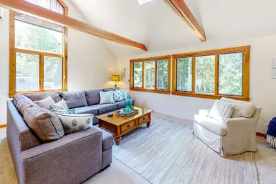 Image de Dog-friendly beach house with WiFi, private washer/dryer, deck, beautiful views