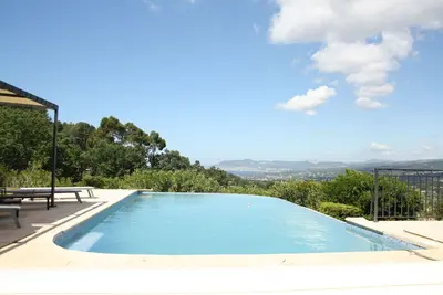 Image de La Cadière, Villa 230m2 au calme, superbe vue panoramique, piscine à débordement