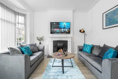 Image de This terraced house comes with 3 bedrooms, free on-street parking & garden.