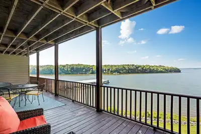 Image de Kentucky Lakefront Condo with Spectacular View ~ 2 Bedroom, 1 Bath ~ Covered Deck