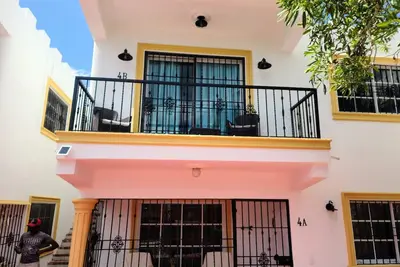 Image de recently renovated 2 Bedroom Apt, on the 2nd floor with free parking
