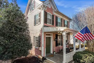 Image de The Pink Pearl in Historic Leesburg