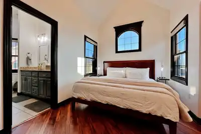 Image de Luxurious Remodeled 2br/3bed Bentonville Nwa / Walmart Ho Area