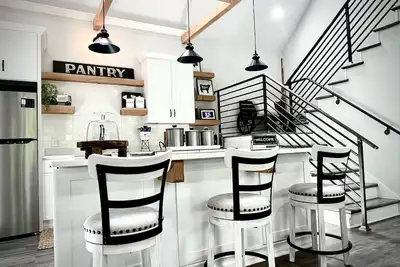 Image de Luxury Barn Chalet. 2 bedrooms, firepit, Bbq, loft, trails, ponds, park