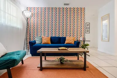 Image de Discover your Miami home in our stylish 2-Br apartment in vibrant Little Havana. Walk to Calle Ocho cafés, murals, and music, and reach Brickell in minutes. A great Miami home base for families or groups.