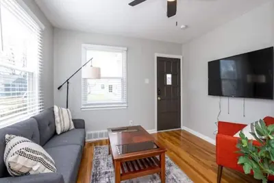 Image de Great Speedway location with huge garage. 1-2 blocks from Lot 2 entrance to Ims