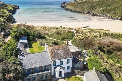 Image de Beach Cottage - Porthcothan - a cottage that sleeps 7-11 guests in 6 bedrooms