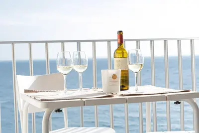 Image de Spacious apartment, with views, bright, renovated and in front on the beach!