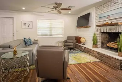 Image de Modern Farmhouse Retreat – Heated Pool & Close to Beaches!