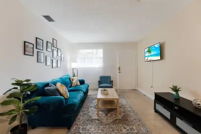Image de Stay in this cozy and bright 2br apartment, featuring a welcoming living room, modern décor, and plenty of natural light. Walk to Calle Ocho cafés, murals, and music, and reach Brickell in minutes. Perfect for families or groups exploring Miami