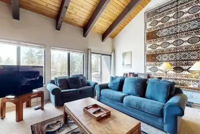 Kingsbury Grade home with fireplace & easy access to beaches/ skiing, sleeps 6