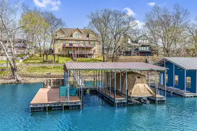 Image de New Luxury Water Front Oasis with New Private Dock & Hot Tub! !