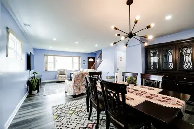 Image de Elegant 4Bd, 3bth with Office, free parking and E. V Charger in peaceful neighbor