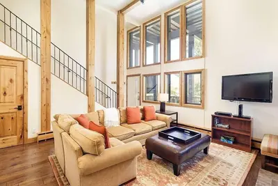 Image de Fifth Avenue Unit 202 | 2 Bedroom + Loft Condo, Huge Windows & Views. 2 Blocks to Skiing!