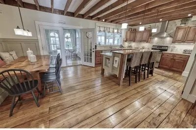 Image de Entertain in this 4 bedroom farmhouse with hot tub