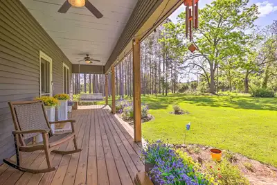 Image de Peaceful Cairo Farmhouse w\/ Barn & Fire Pit