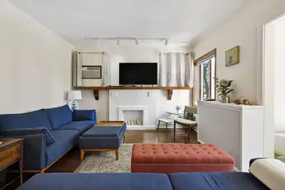 Image de 100 Yr. Old Chicago Brick Craftsman with yard, Near Beach and Loyola!