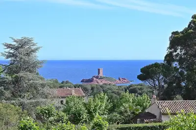 Image de Appartement avec piscine, bain à remous, climatisation, Wifi, Tv, terrasse, animaux admis, parking