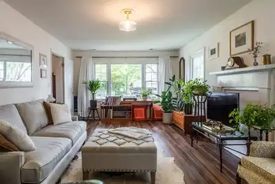 Bright and roomy cottage just 3 blocks from Uva or a walk to downtown