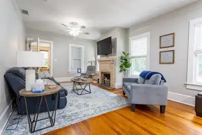 The White House - Remodeled quaint  home with spacious yard - 2. 5 miles from Uf