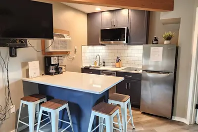 Image de Modern New renovated bathroom, Wifi, Pool, new kitchen Summer of 24! sleeps 4.