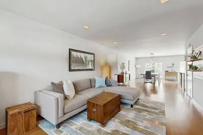 Image de Downtown Healdsburg home with fenced yard, grill, WiFi, central Ac, and W/D