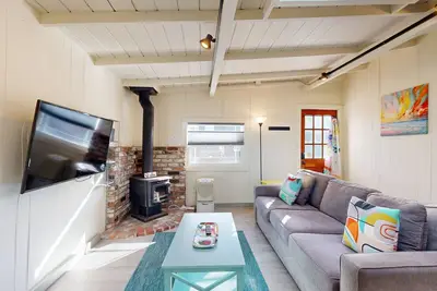 Image de Adorable & Airy Updated Beach Cottage w\/ Patio, New Kitchen & Bathroom