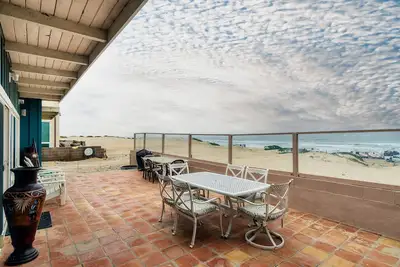 Image de Oceanfront home with direct beach access, sunset views, patio, Bbq & firepit