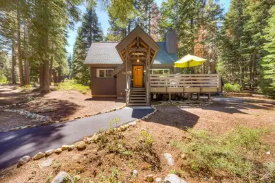 Image de Cabin in the woods close to beach & skiing with grill, fireplace, deck, & W/D