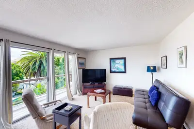 Image de Breezy Summerland home with Pacific views - walk to beach & winery