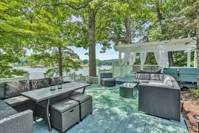 Image de Grotto -Beautiful tiered yard with several seating areas and swing over looking the lake and Halesford Bridge