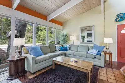 Image de Stylish coastal getaway near dining & golf with pool table - stroll to beach