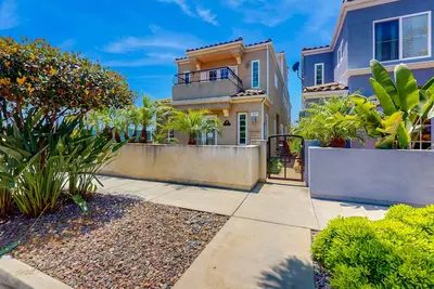 Westwood House on the coast with ocean-view rooftop balcony & fireplace