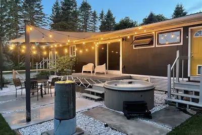 Image de Mid Century Bungalow with a hot tub -15 miles to the heart of Traverse City