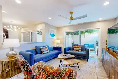 Image de Luxury Condo with Private Patio, Fire Pit & Grill | Walk to Disneyland