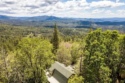 Image de Mountain Retreat- Mid Century Style. Stunning Views. Hot Tub. On-Site Massage