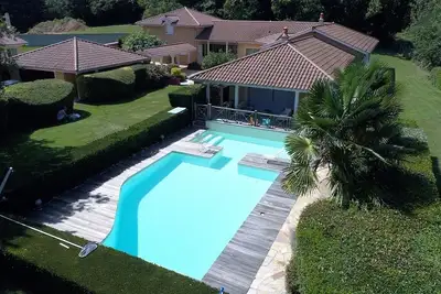 Image de Maison dans jardin paysager Ă 1km du village