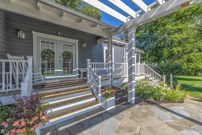 Image de Douglas Cottage - Great location walking distance to both Douglas beach and Downtown!