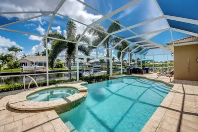 Image de Villa Martinique-on the water with pool/spa, foosball table, office