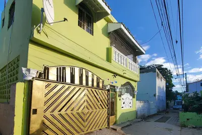 Image de Cozy 2 bedroom apt 5 min to subway | Hot water!