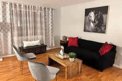 Image de A Townhouse with a Cabin feel in the City